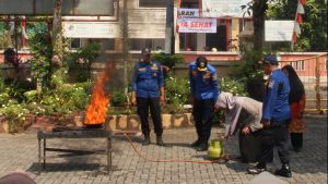 Read more about the article Sosialisasi dan Simulasi Antisipasi Penanganan Kebakaran Ringan